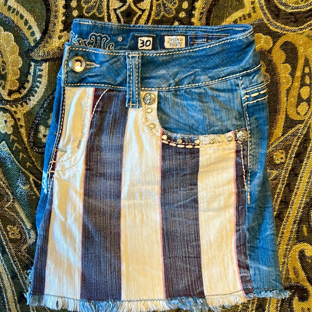 Miss Me NWOT 30 Stars & stripes Blue Jeans shorts with Distressed Vintage Look - Picture 3 of 15